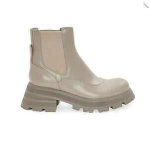 Alexander McQueen Women's Leather Chelsea Boots Size 38.5 C (MSRP $990)
